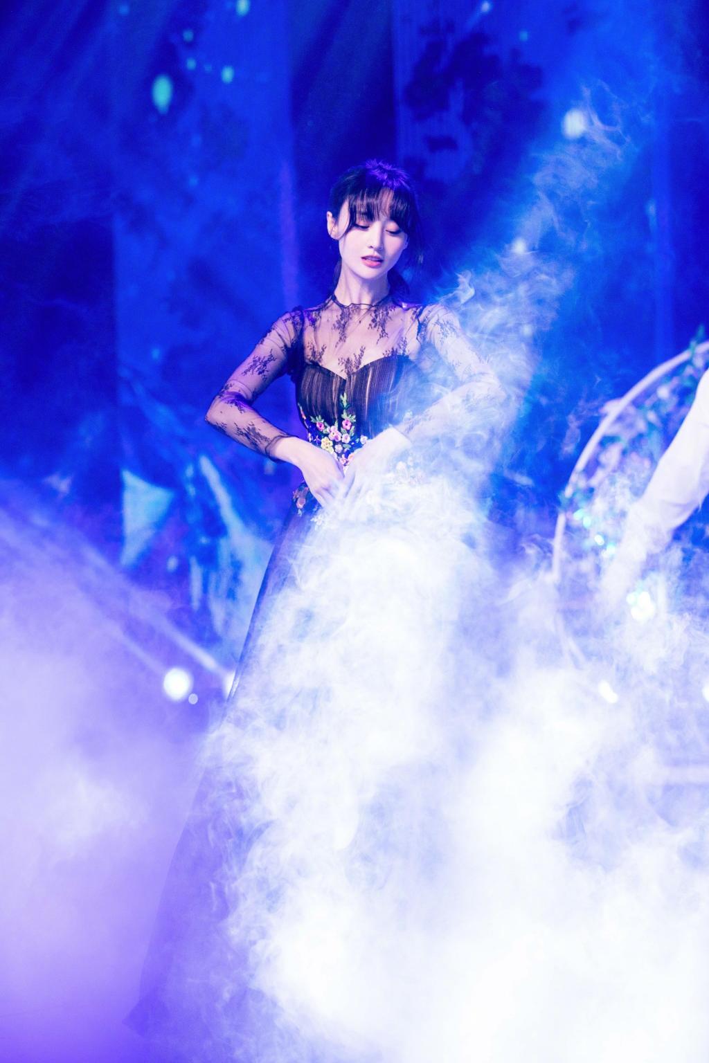 郑爽典雅黑色长裙唯美舞台照