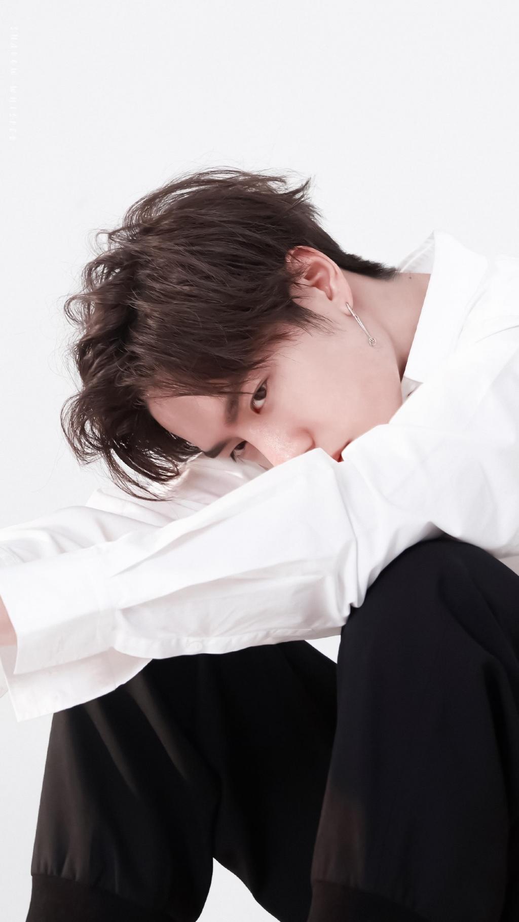 小清新王一博帅气休闲写真