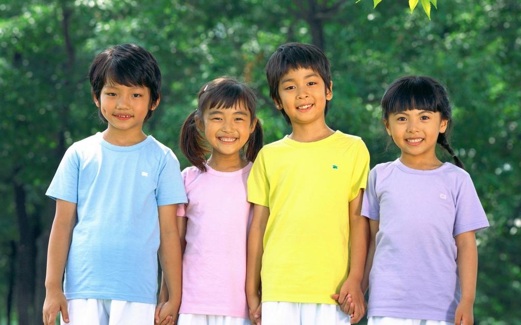 快乐儿童草地摄影