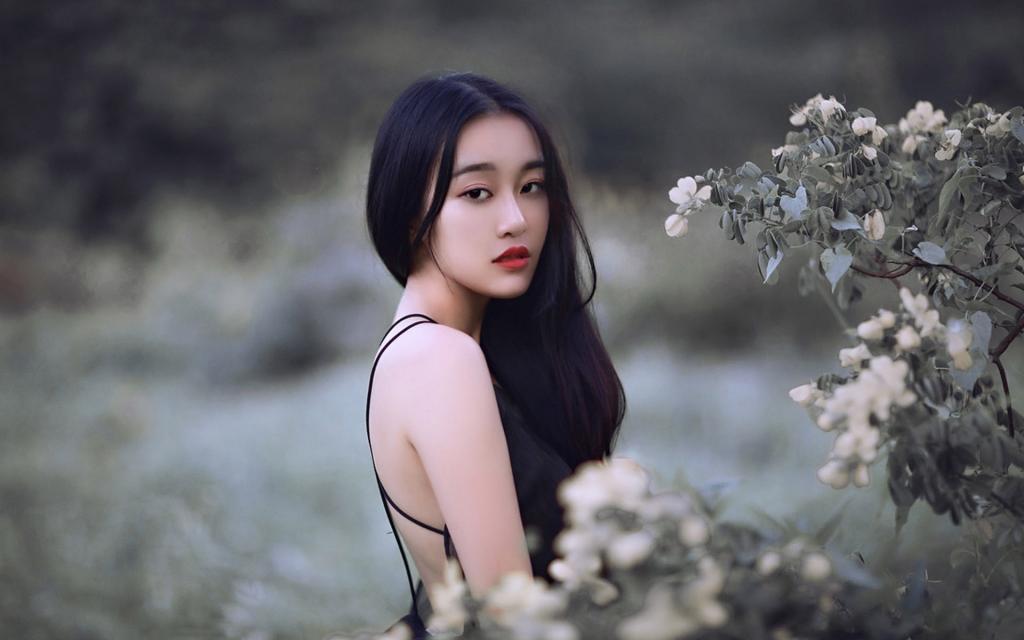 性感露背美女迷人写真