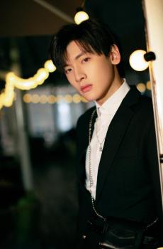 翟潇闻帅气黑色西装迷人写真-5