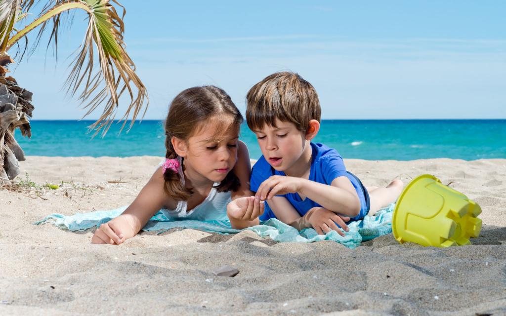 海边沙滩上玩耍的儿童