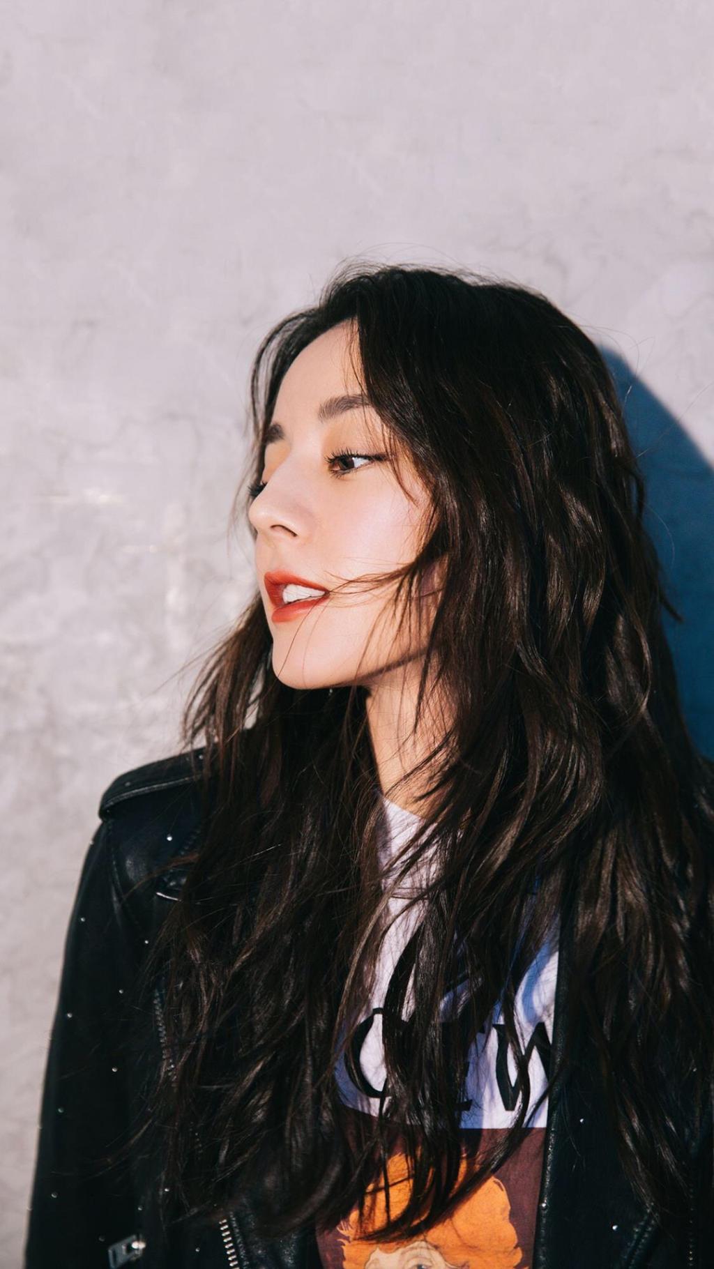 迪丽热巴时尚魅力动人写真