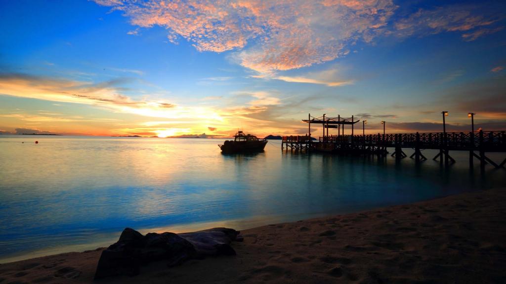 夕阳下的仙本那海岛