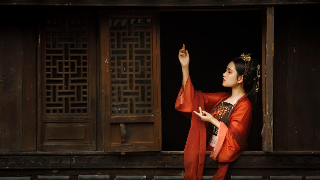 明艳动人的古装美女写真