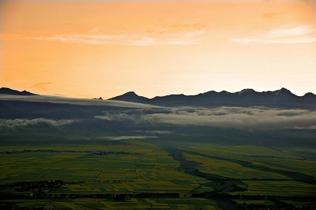 辽阔平原迷人自然风光