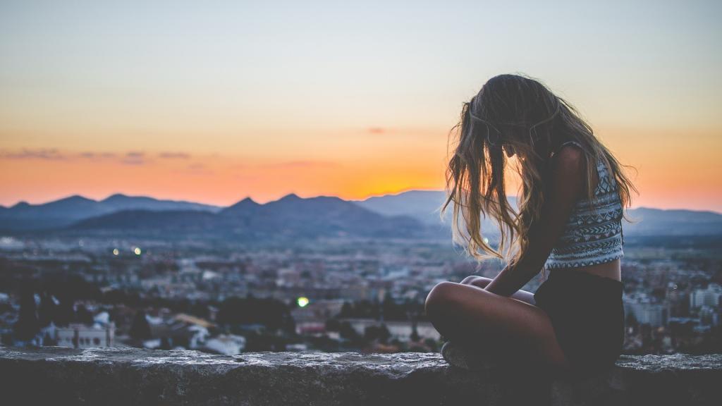 海边一个人孤单的身影图片