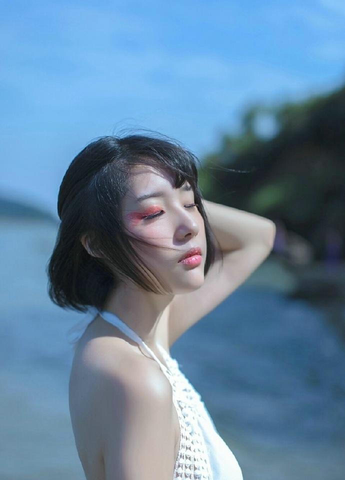 另类短发少女性感露背长裙海边写真