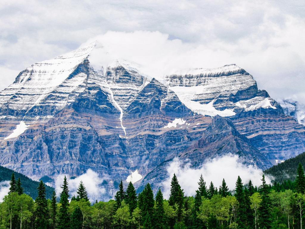 沿路上挺拔险峻山脉大自然景色