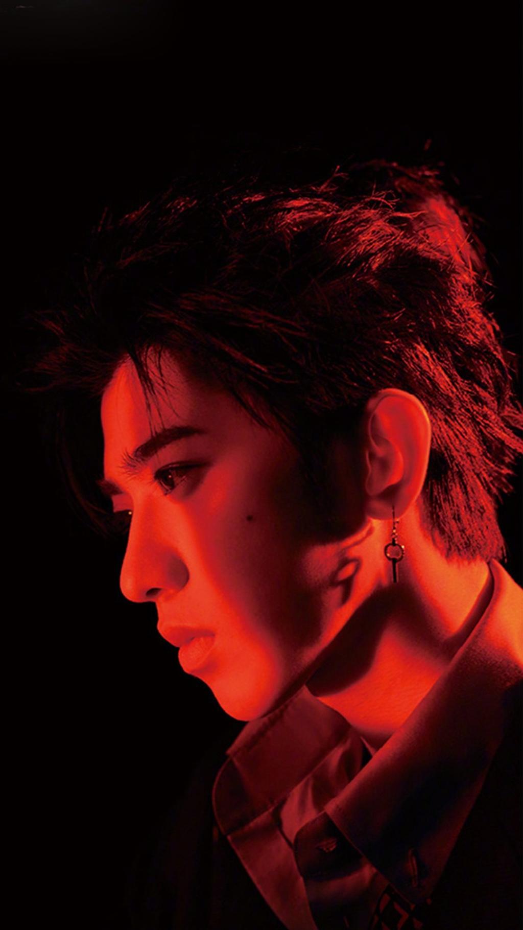 英俊小鲜肉蔡徐坤舞台帅气写真