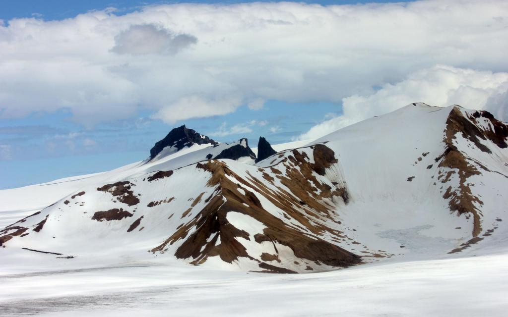 云里雾里的唯美山脉自然风光