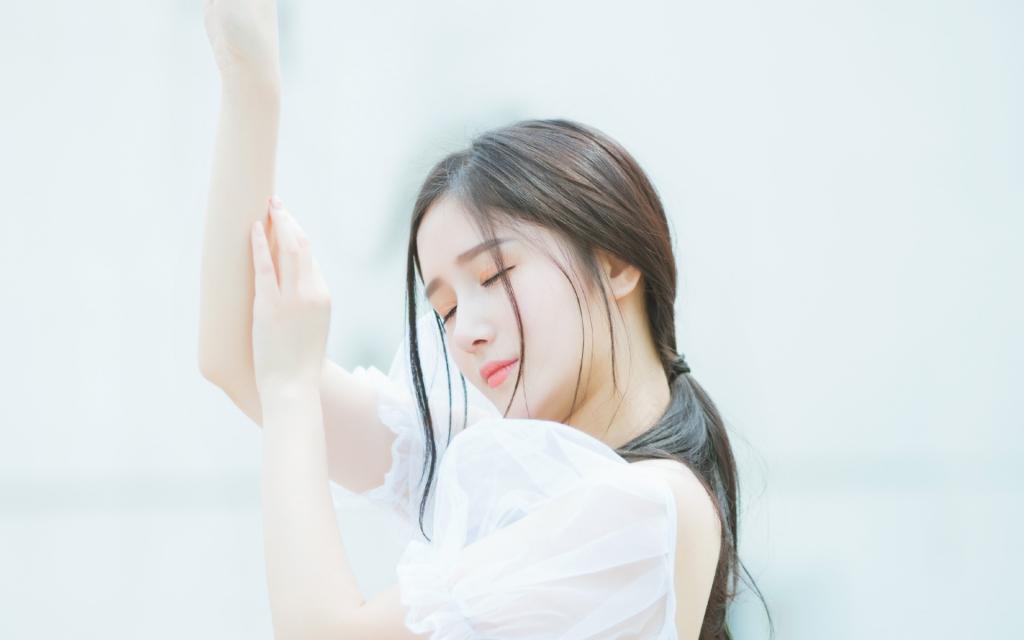 清新白衣女子