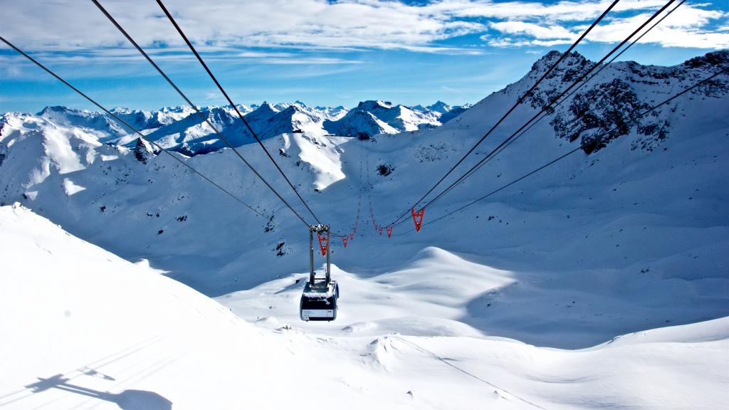 一条索道上高悬