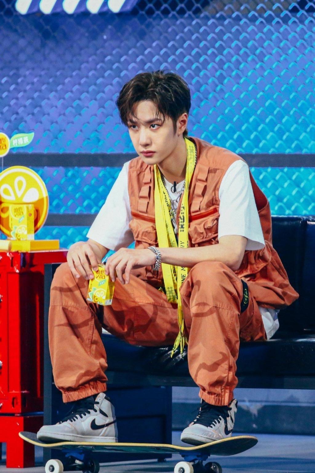 青春洋溢的王一博时尚写真