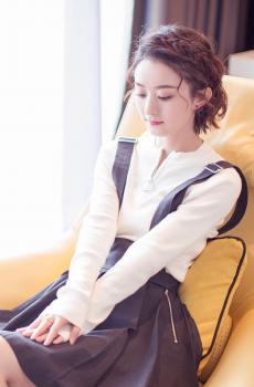 赵丽颖清新卷发室内甜美写真