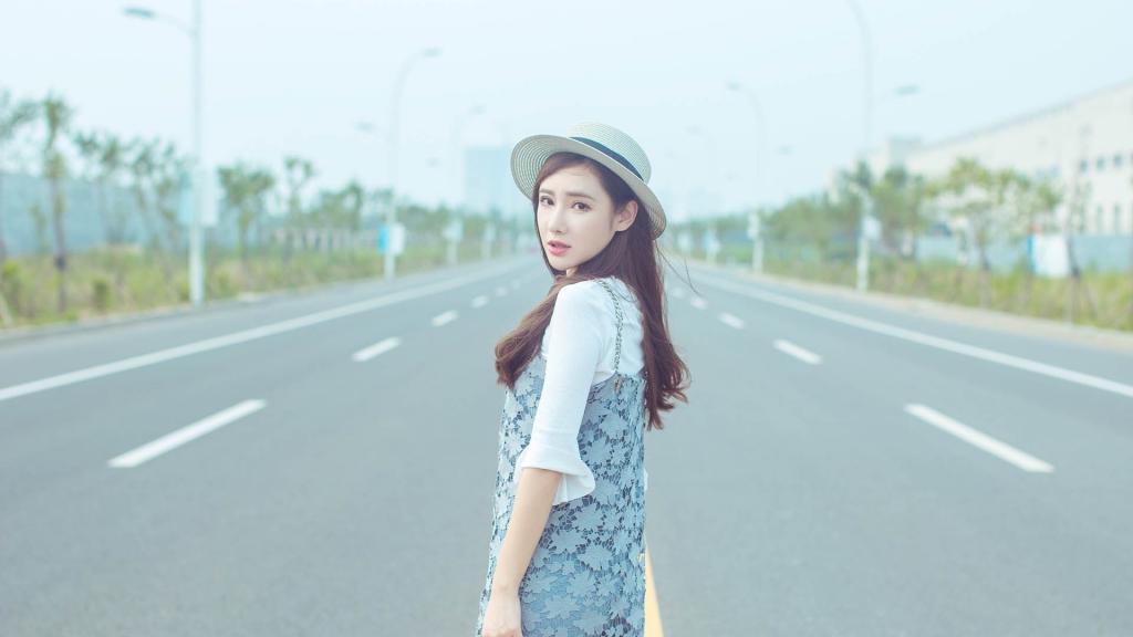 马路上的美女清新图片