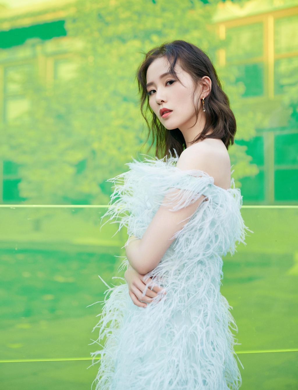 刘诗诗白色羽毛短裙