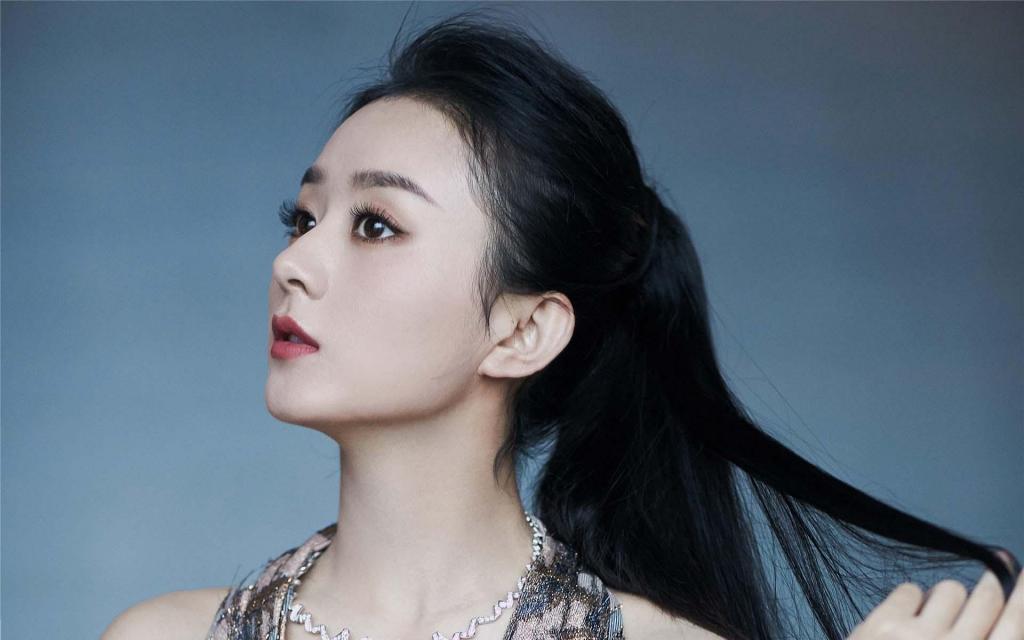 一袭深色抹胸长裙