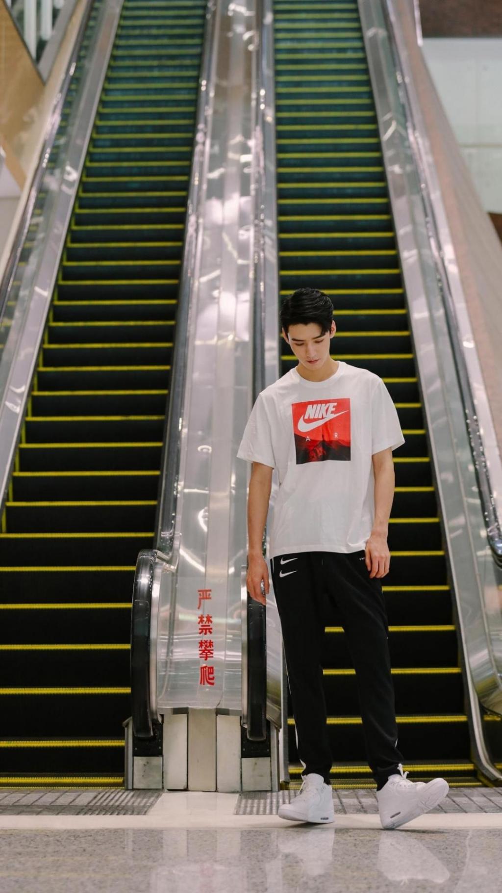 小鲜肉龚俊时尚休闲清新迷人写真