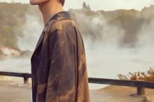 朱正廷扎染风衣写真