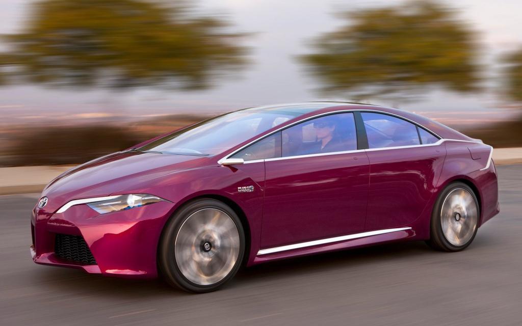 2012款红色丰田NS4 轿车