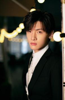 翟潇闻帅气黑色西装迷人写真-2