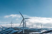 草地上的风力发电机