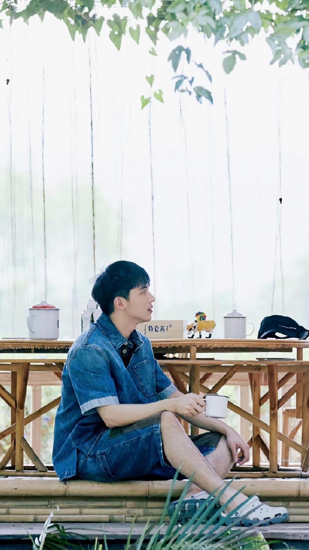 许魏洲休闲牛仔套装帅气户外生活照