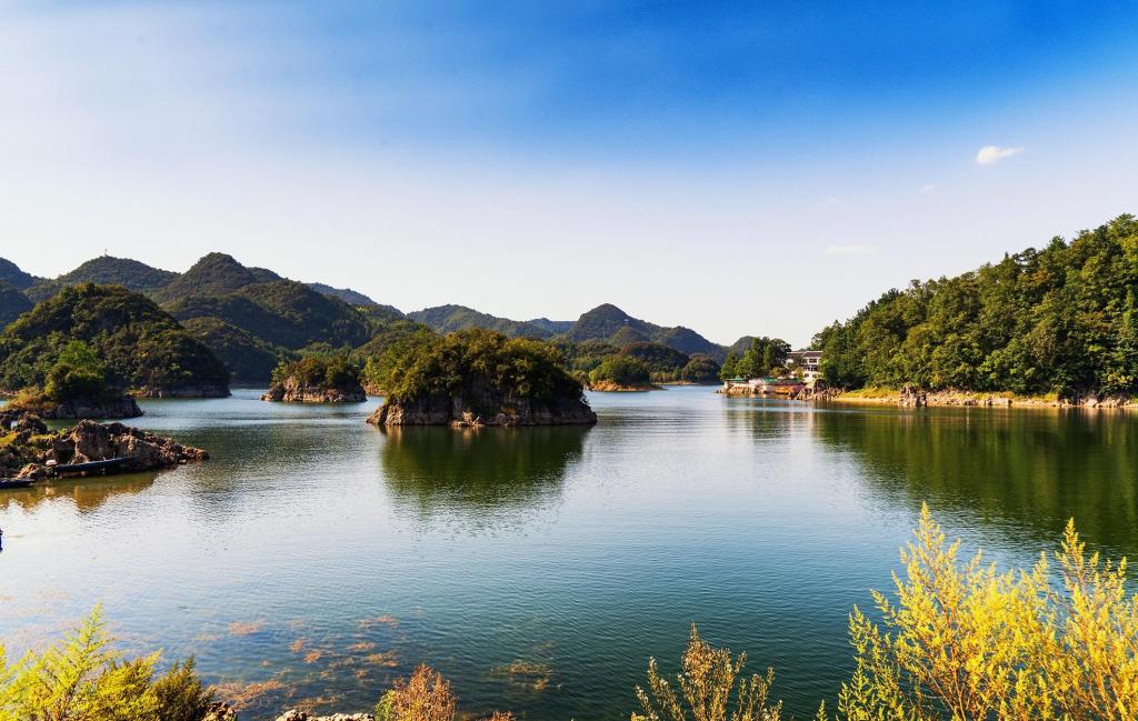 养眼迷人的月亮湖风光