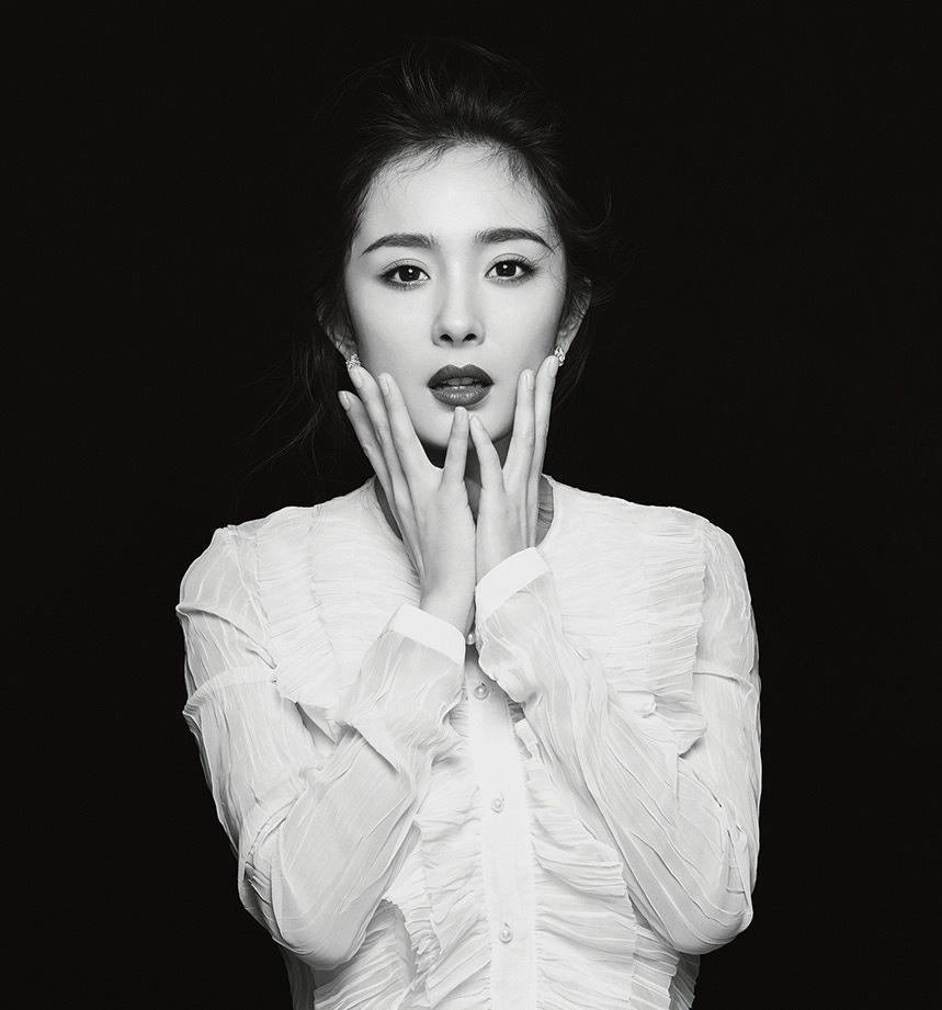 四月刊封面大片美女杨幂时尚休闲写真