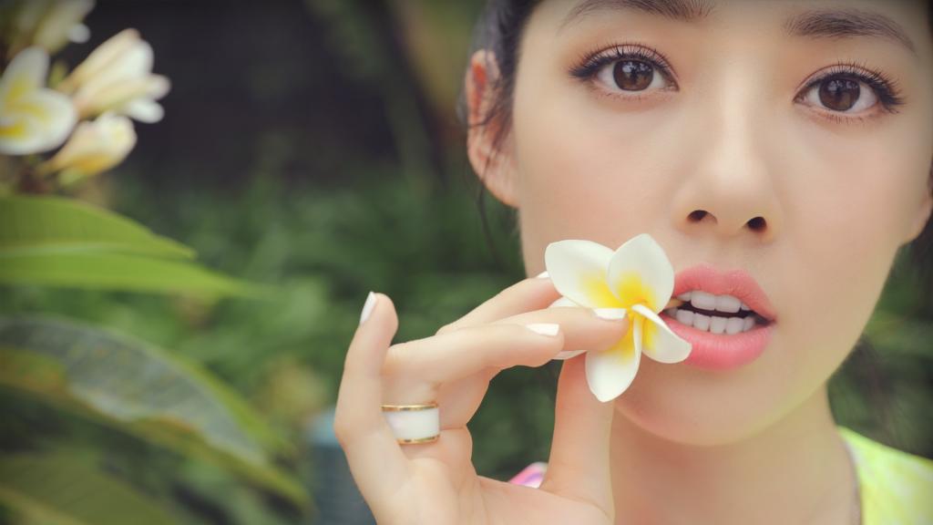 郭碧婷海边花丛中写真