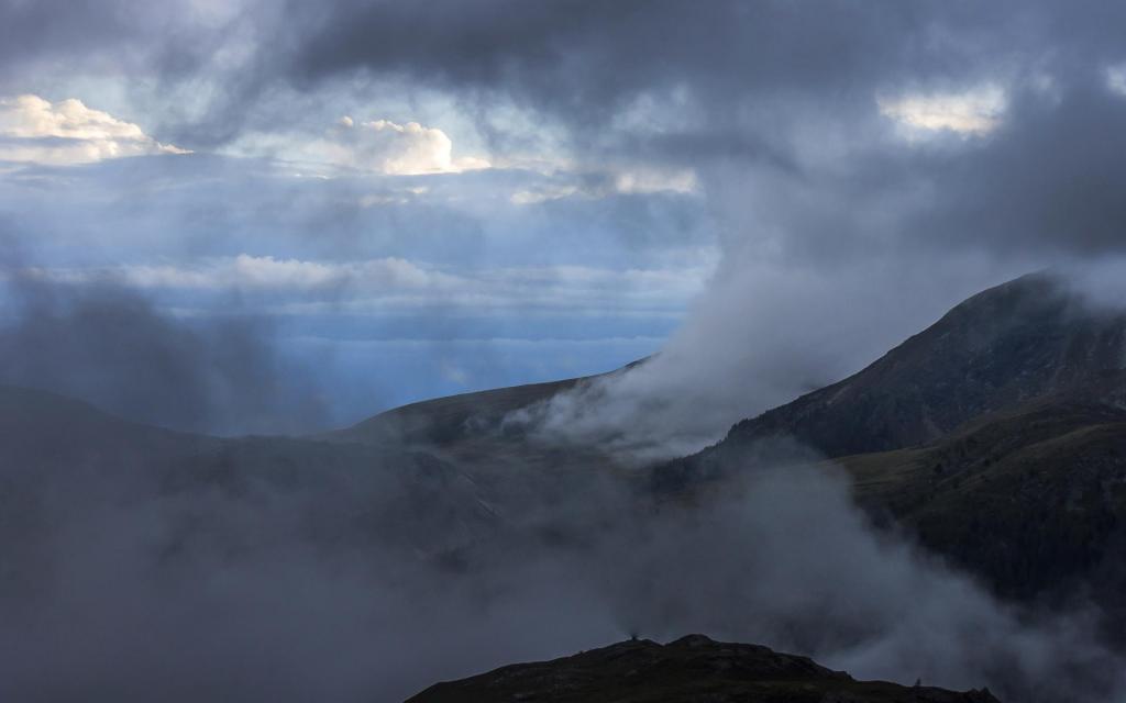 烟雾缭绕的大自然唯美仙境