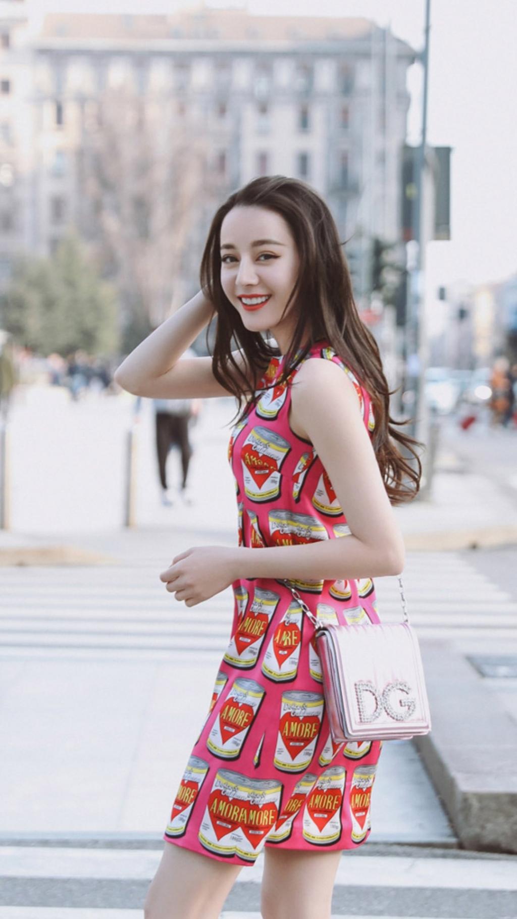 迪丽热巴性感时尚街拍写真