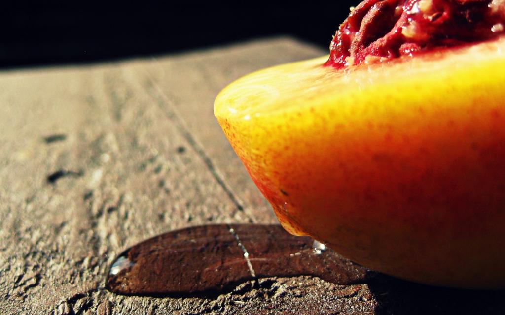 甜蜜多汁的水蜜桃