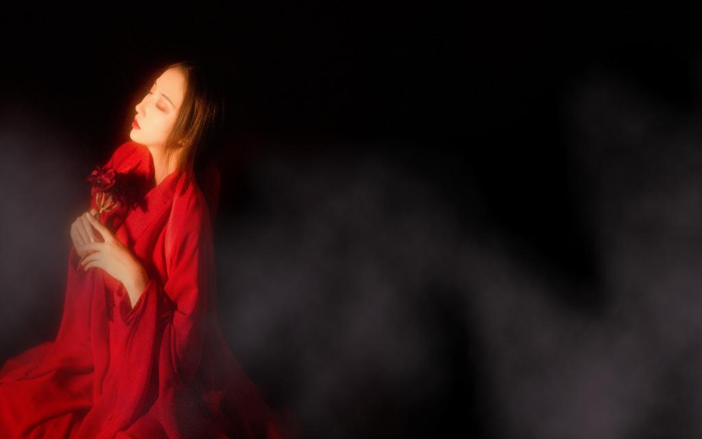 性感红衣古装美女写真