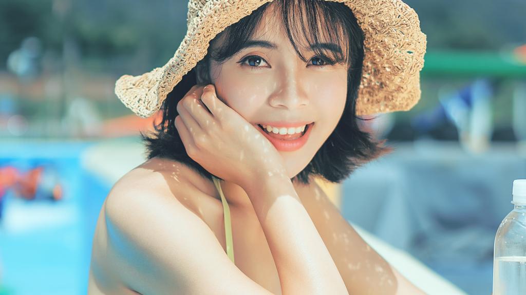 海边性感迷人少女写真