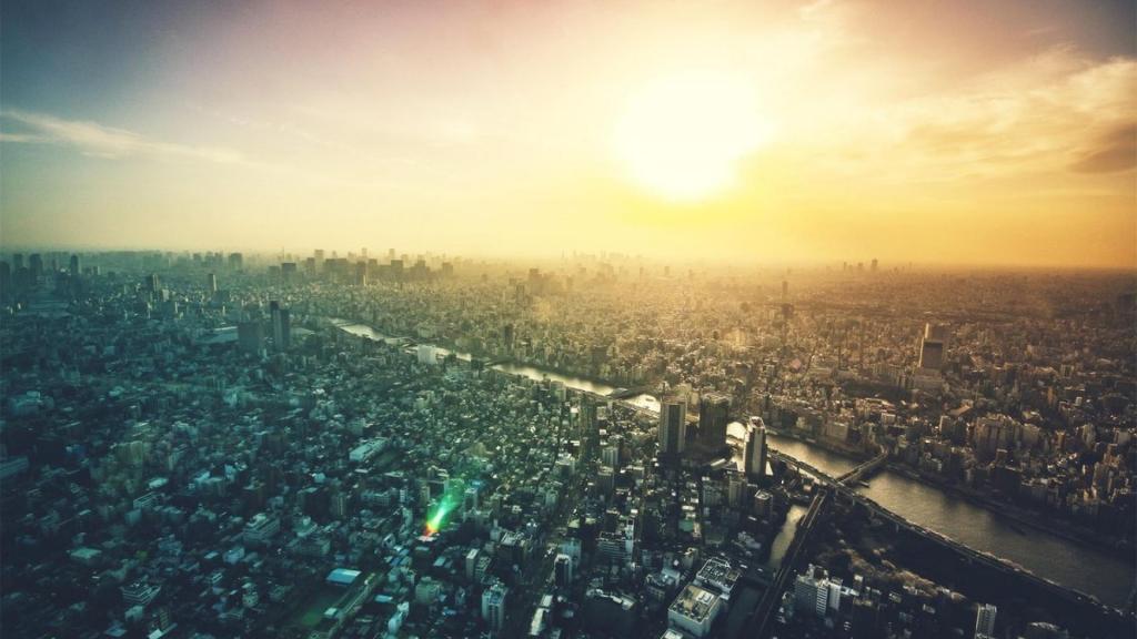 温暖的阳光照耀着城市建筑