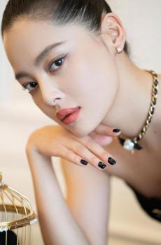 辛芷蕾性感优雅迷人写真-2