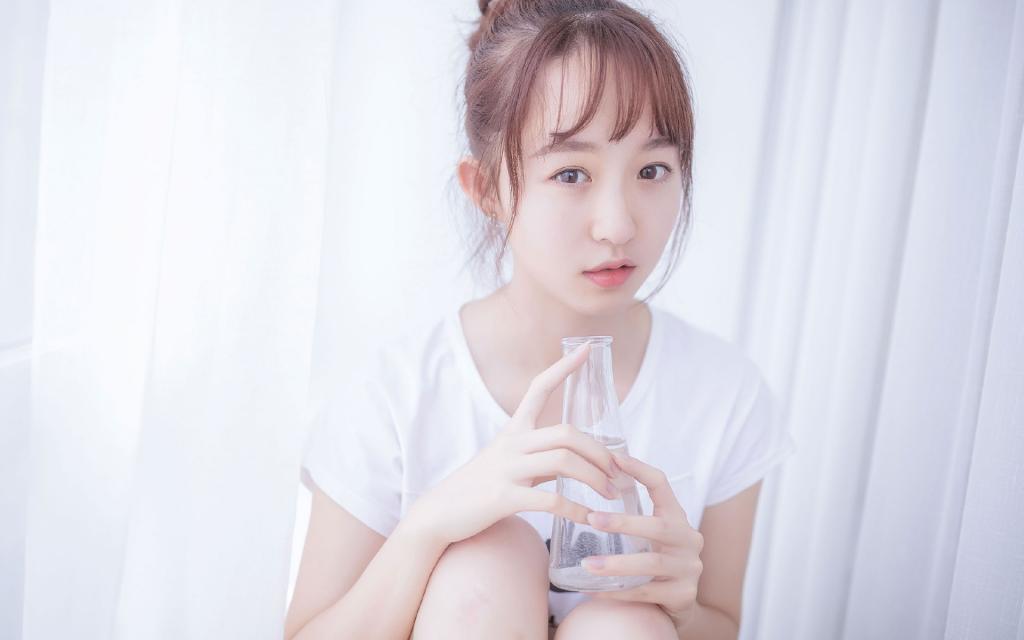 丸子头少女床上