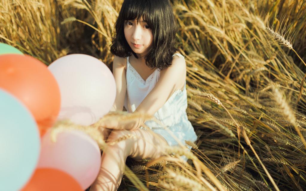 麦田里清纯可爱的短发女孩