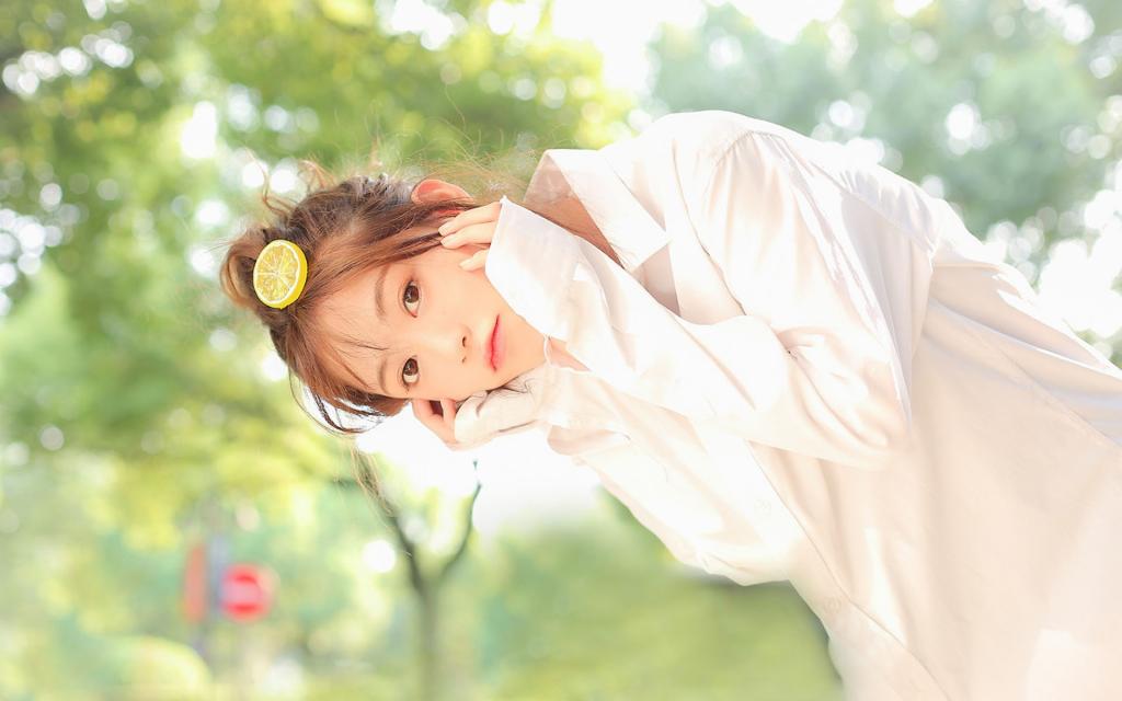 俏皮美女白衬衫诱惑写真