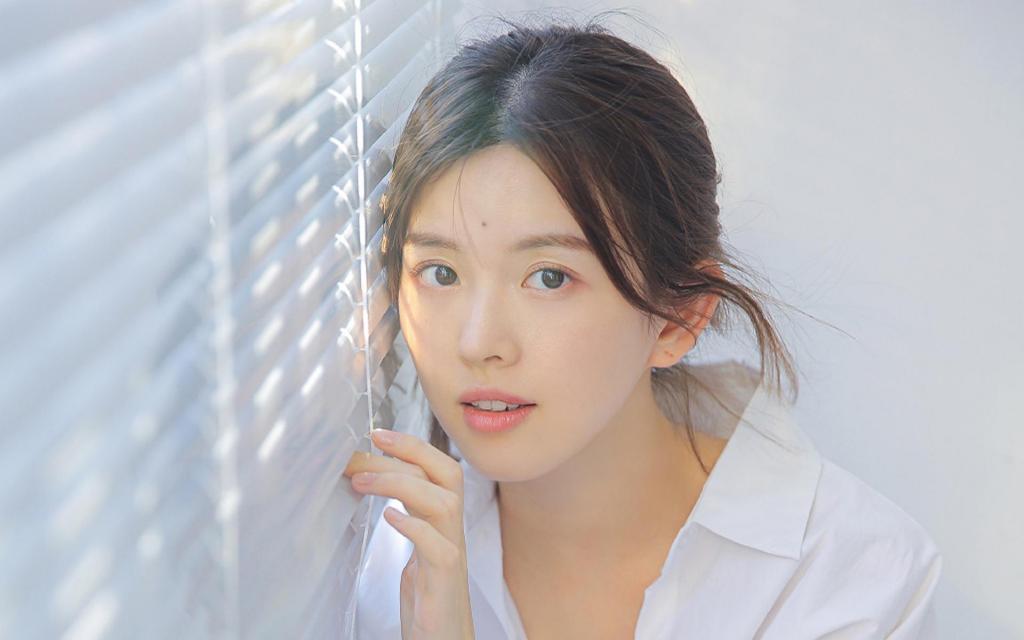 文艺青年女孩元气满满居家私房写真