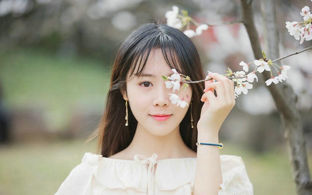 甜美清新美女户外花丛写真