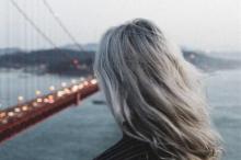 气质欧美长发女生背影