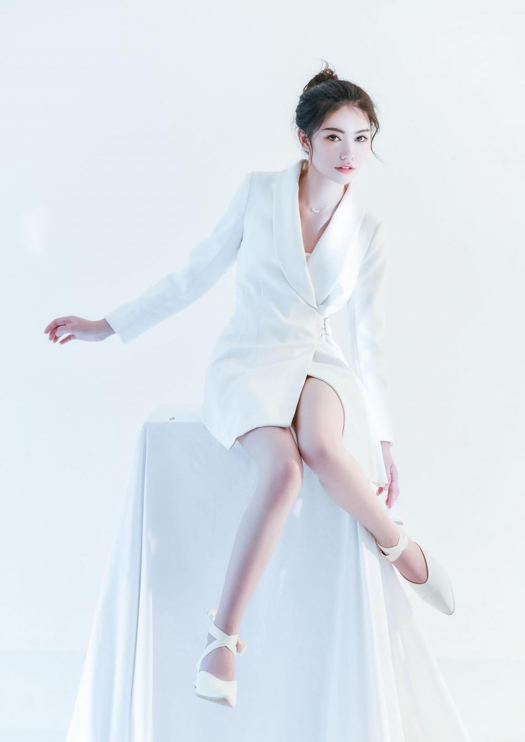 氧气美女白色西装气质美丽写真
