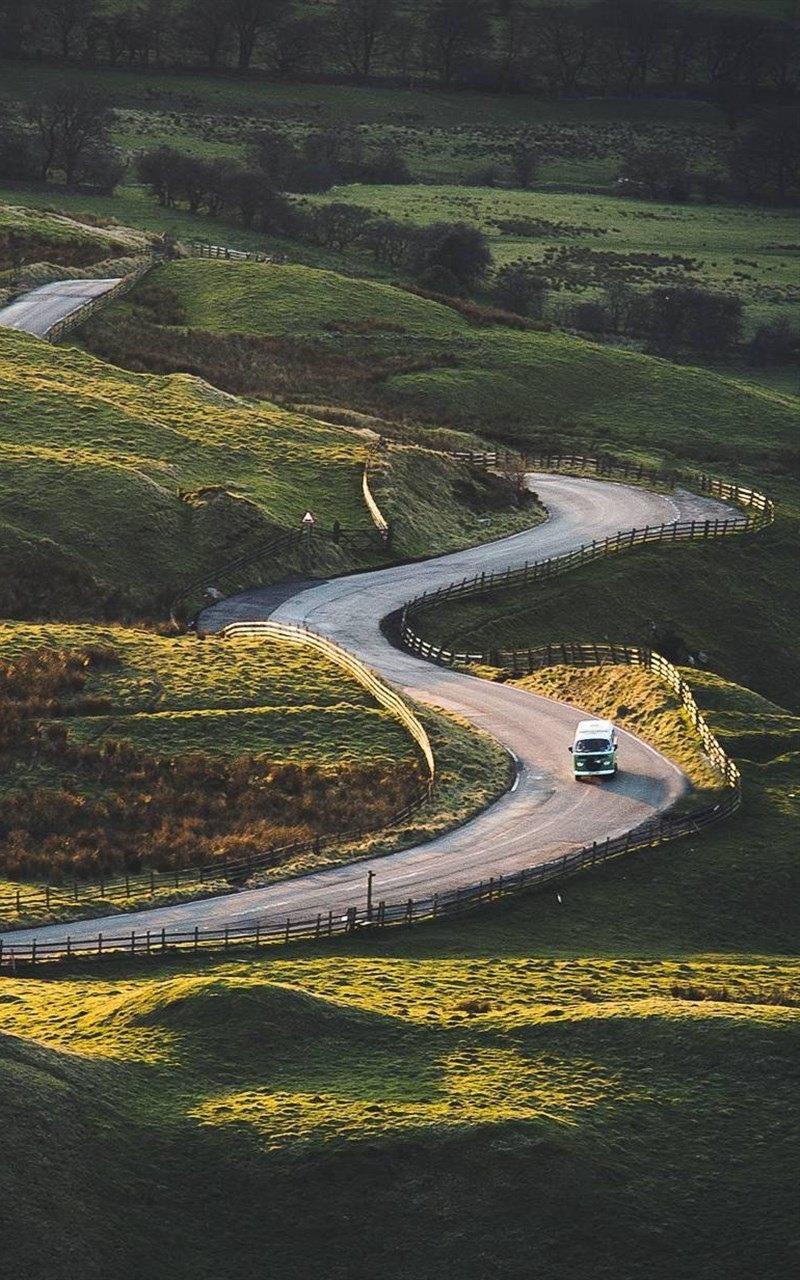 唯美俯视山间道路