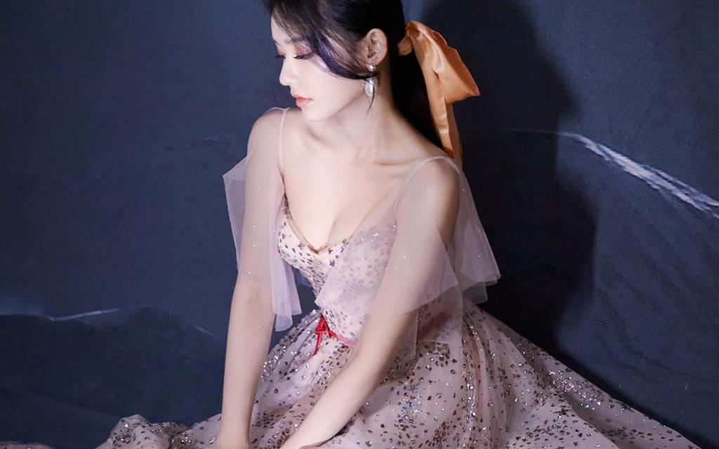 林允性感藕粉色亮钻纱裙诱人写真
