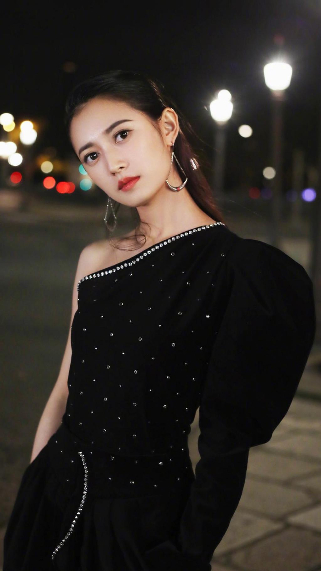 陈钰琪黑色廓形连体裤