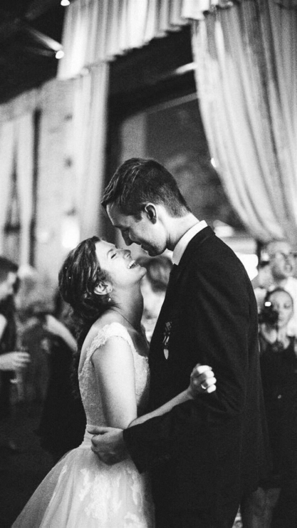 甜蜜黑白情侣锁屏