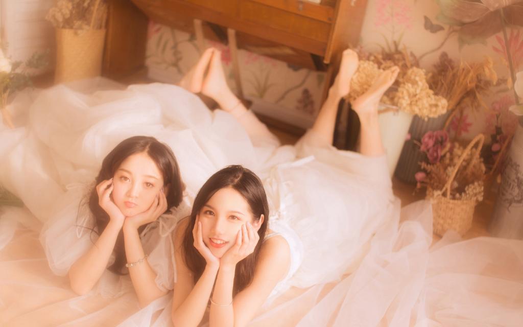 甜美美女姐妹花梦幻写真